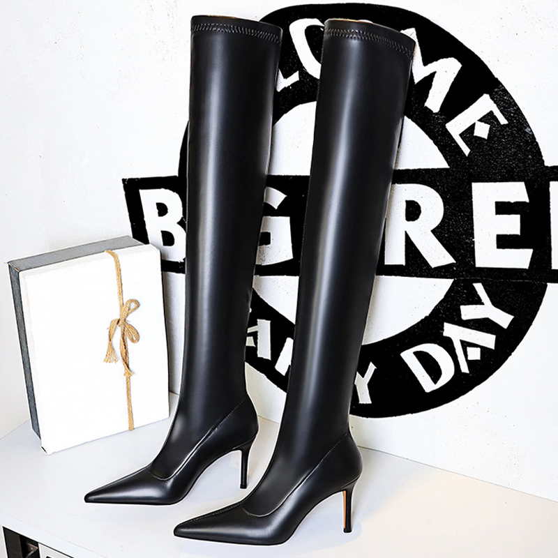 Shoe Tree - Sepatu Bot Wanita Seksi di Atas